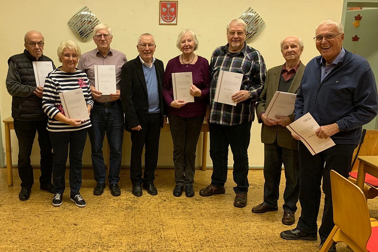 Die geehrten Mitglieder (v.l.n.r): Gerhard Schmitt (10 Jahre Mitglied), Maria Huch (16 J.), Jupp Heck (10 J.), Kreisvorsitzender Dr. Gerd Eckhard, Gisela Neunert (10 J.), Fritz Berena (10 J.), Josef Meyer (23 J.), Hugo Frank (11 J.), (es fehlen Norbert Liebeck (22 J.) und Manfred Heinz † (10 J.))