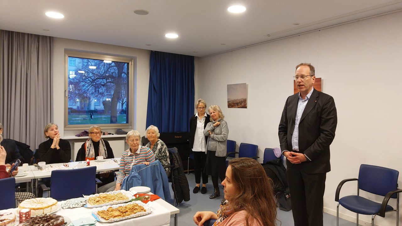 Ludwig Holle, Mainzer CDU-Vorsitzender, bei seinem Grußwort. Vorne Isabell Rahms, Landtagskandidatin des Mainzer Wahlkreises 27, die auch ein paar Grußworte an die Teilnehmenden richtete (Fotograf Werner Beuth)